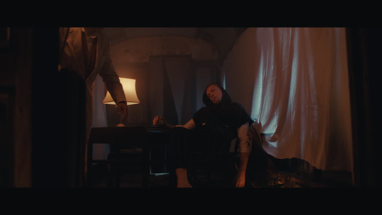 A  dead man inside the gypsy circus cart