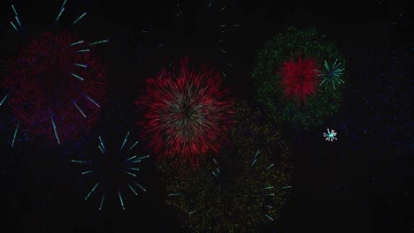 animación de texto de feliz año nuevo en azul con coloridos fuegos artificiales de año nuevo explotando en el cielo nocturno