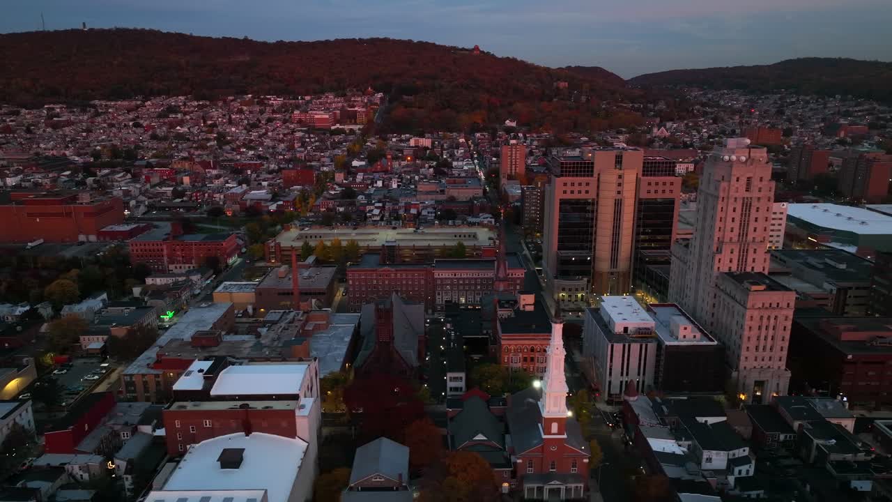 다운타운 리딩 파의 고층 건물에 빛나는 핑크색 석양 빛