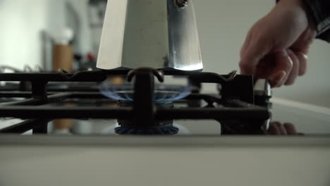encender la estufa de gas y sacar la cafetera bialetti moka express de ella