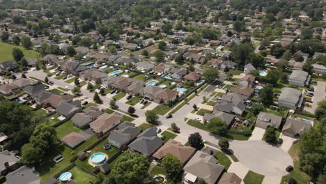 Hermosa-Zona-De-Viviendas-Con-Apartamentos-De-Lujo-Y-Piscina-En-El-Jardín---Welland,-Canadá