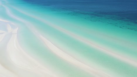 Excelente-Toma-Aérea-De-Agua-Azul-Clara-En-La-Playa-Flaherty-En-La-Península-De-Yorke,-Australia