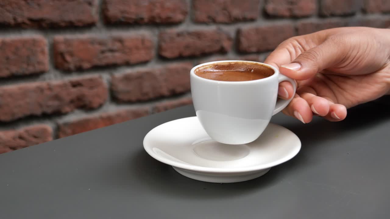 café turco en la mano en un café
