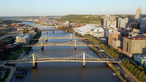 Luftaufnahme-Zu-Den-Brücken-In-Der-Innenstadt-Von-Pittsburgh,-Sonniger-Abend-In-Den-USA---Neigung,-Drohnenaufnahme