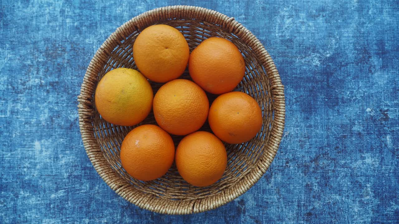naranjas en una cesta