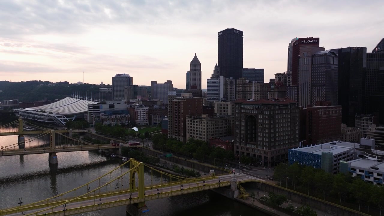 Ponte Roberto Clemente e skyline del centro di Pittsburgh accanto al fiume Allegheny, con uno sfondo in ascesa aerea che rivela lo skyline