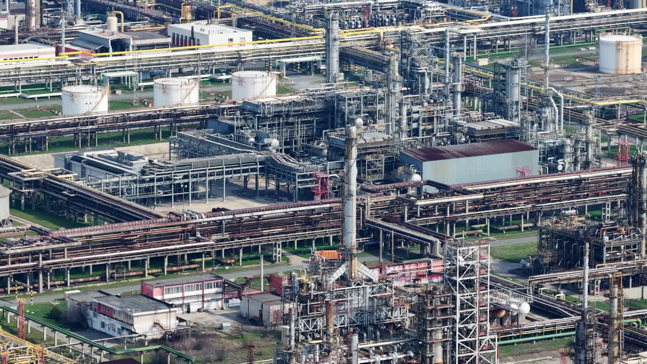 ブルガリアのブルガス近郊にある東ヨーロッパの石油精製所をドローンが空撮。
