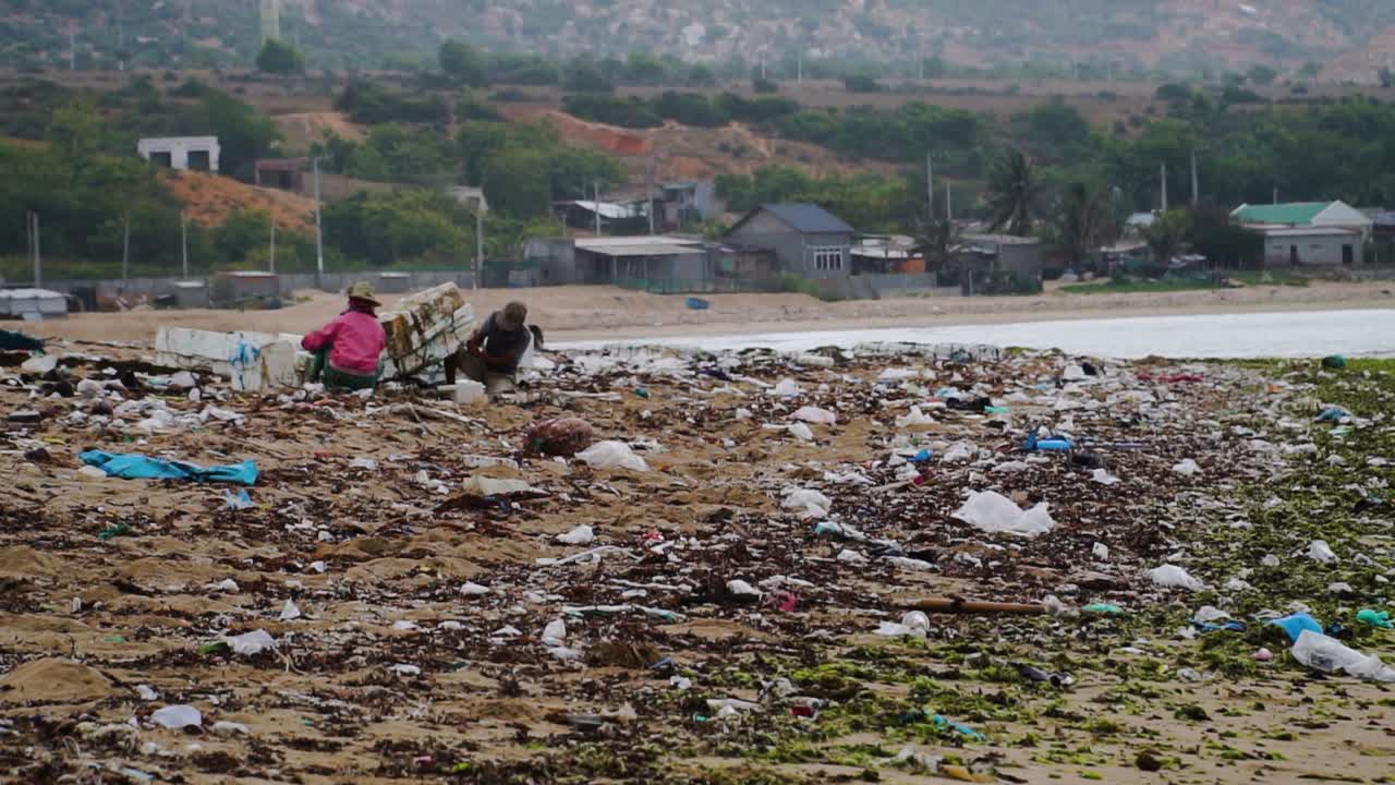 베트남의 son hai 해변을 문지르고 있는 현지 사람들
