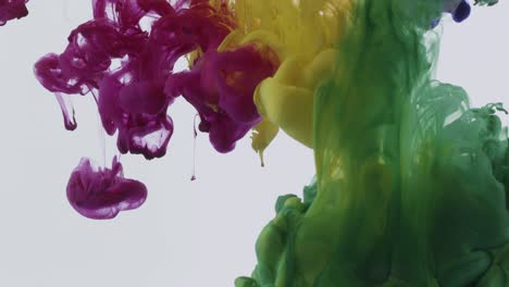 colores abstractos pintura gotas de tinta en el agua se extiende imágenes en cámara lenta con fondo blanco