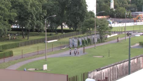 monumento conmemorativo del muro de berlín en bernauer straße en berlín, alemania-1