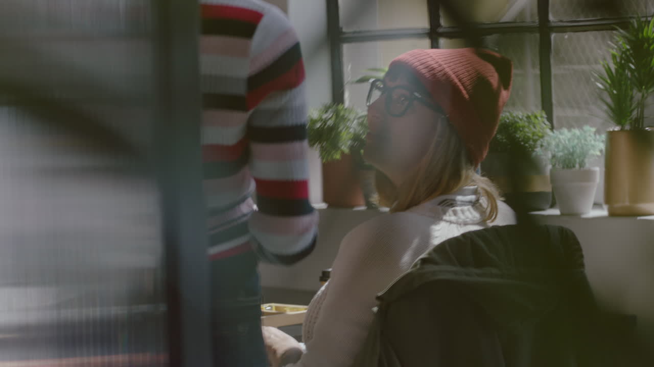 태블릿 컴퓨터를 사용하여 브레인스토밍하는 사업가 팀 리더 여성 마케팅 연구를 공유하는 창의적인 전략에 대해 논의하는 동료들이 함께 일하는 현대적인 사무실에서 팀워크를 즐기는