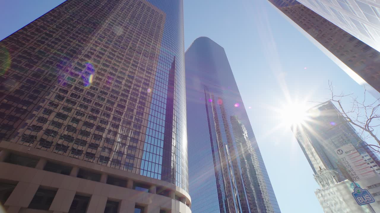 los rayos del sol brillan junto a los rascacielos modernos en el centro de los ángeles. la es una gran ciudad de negocios financieros. concepto de estilo de vida urbano moderno estadounidense, vida de la ciudad trabajo en la.