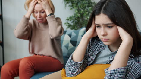 madre e hija discutiendo