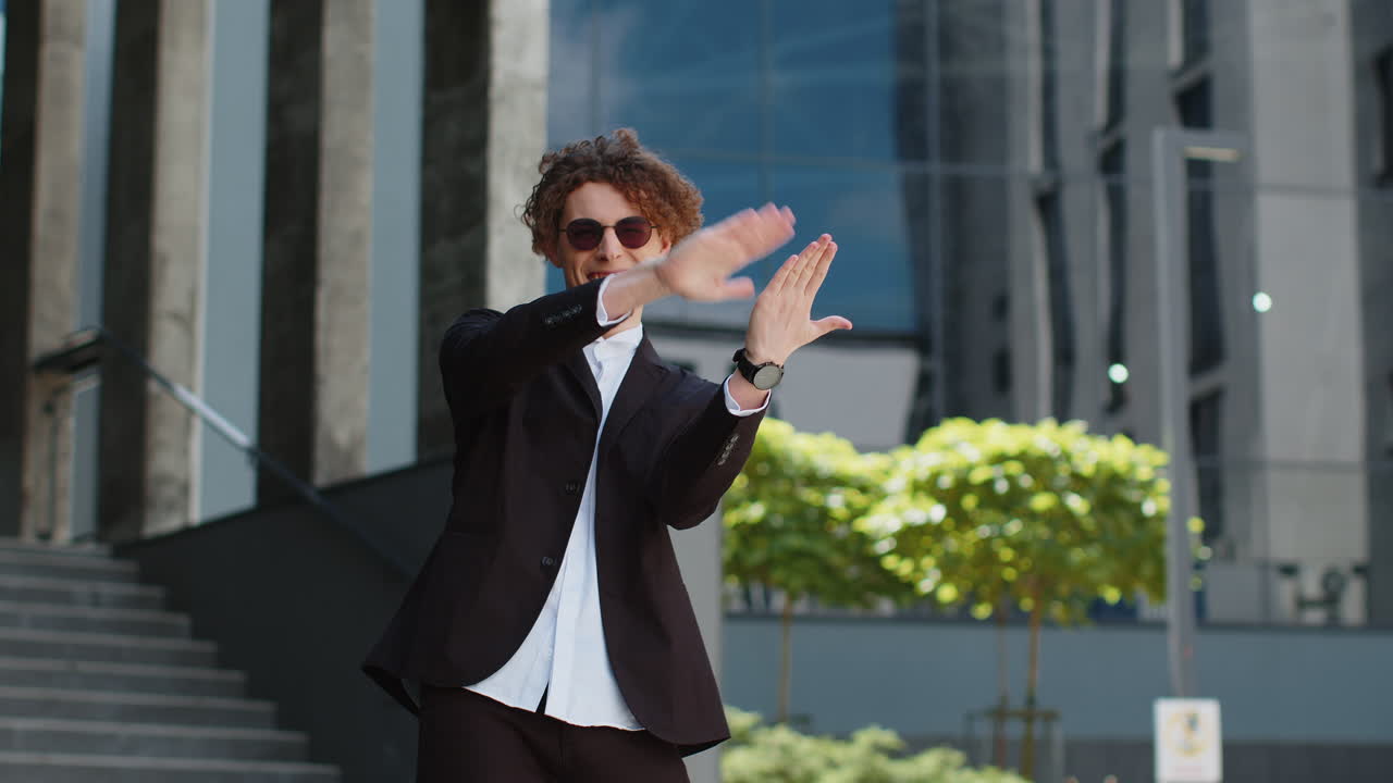 hombre de negocios rico feliz mostrando dinero gesto desperdiciando dinero tirando dinero en efectivo alrededor de las ganancias donación