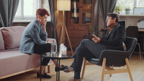 Woman-Speaking-with-Psychologist-during-Therapy-Session