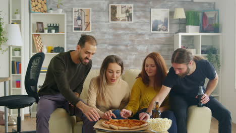 hombre riendo y alcanzando una rebanada de pizza