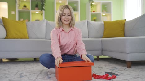 la joven está preparando el envoltorio del regalo.