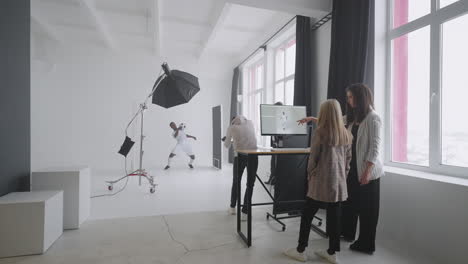 sesión de fotos para la revista deportiva equipo está fotografiando jugador de fútbol profesional en el estudio