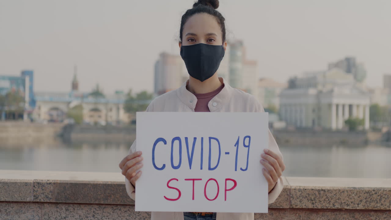 Donna che Protesta Contro il COVID-19