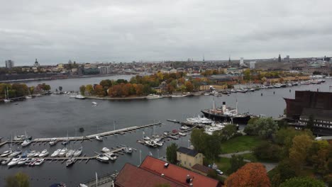 Vista-Aérea-Del-Museo-Vasa-En-Estocolmo,-Suecia,-Se-Puede-Ver-La-Isla-Djurgarden,-Al-Fondo-La-Ciudad-Con-Sus-Canales