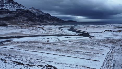 río y montaña contra el cielo tormentoso por la noche