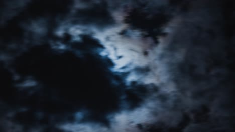 primer plano de lapso de tiempo con la luna pasando a través de las nubes en medio de la noche