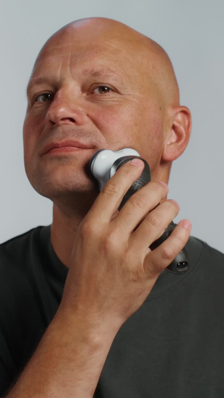 hombre afeitando con afeitadora eléctrica