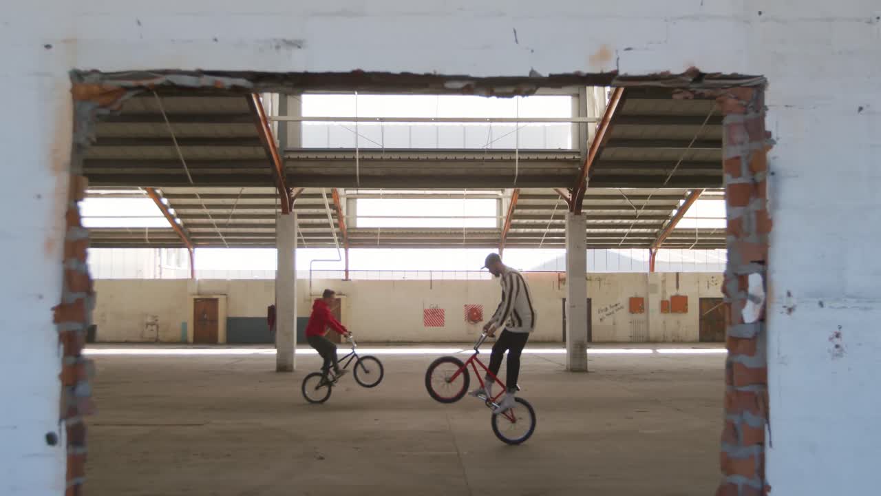 빈 창고 에 있는 bmx 라이더 들