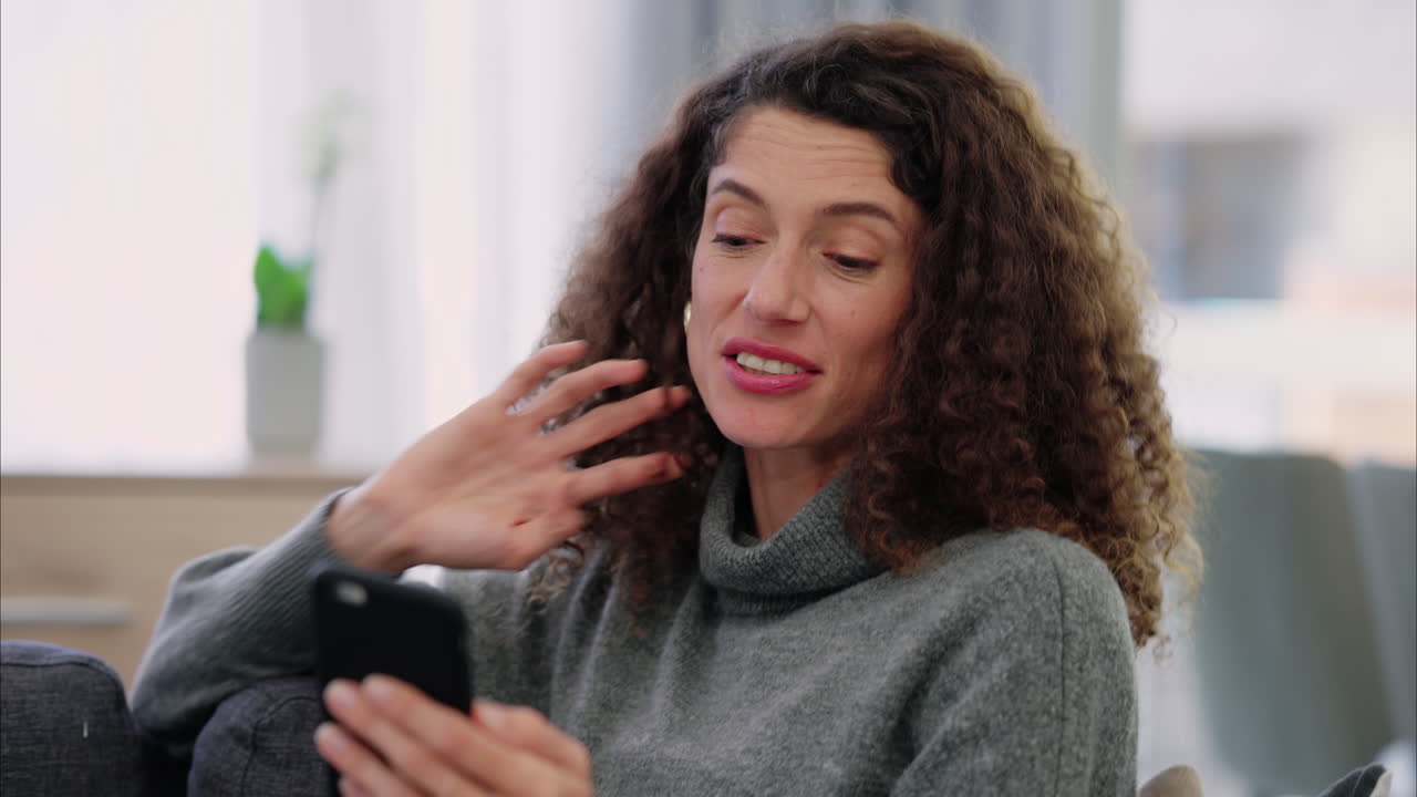 una donna brasiliana che parla al telefono