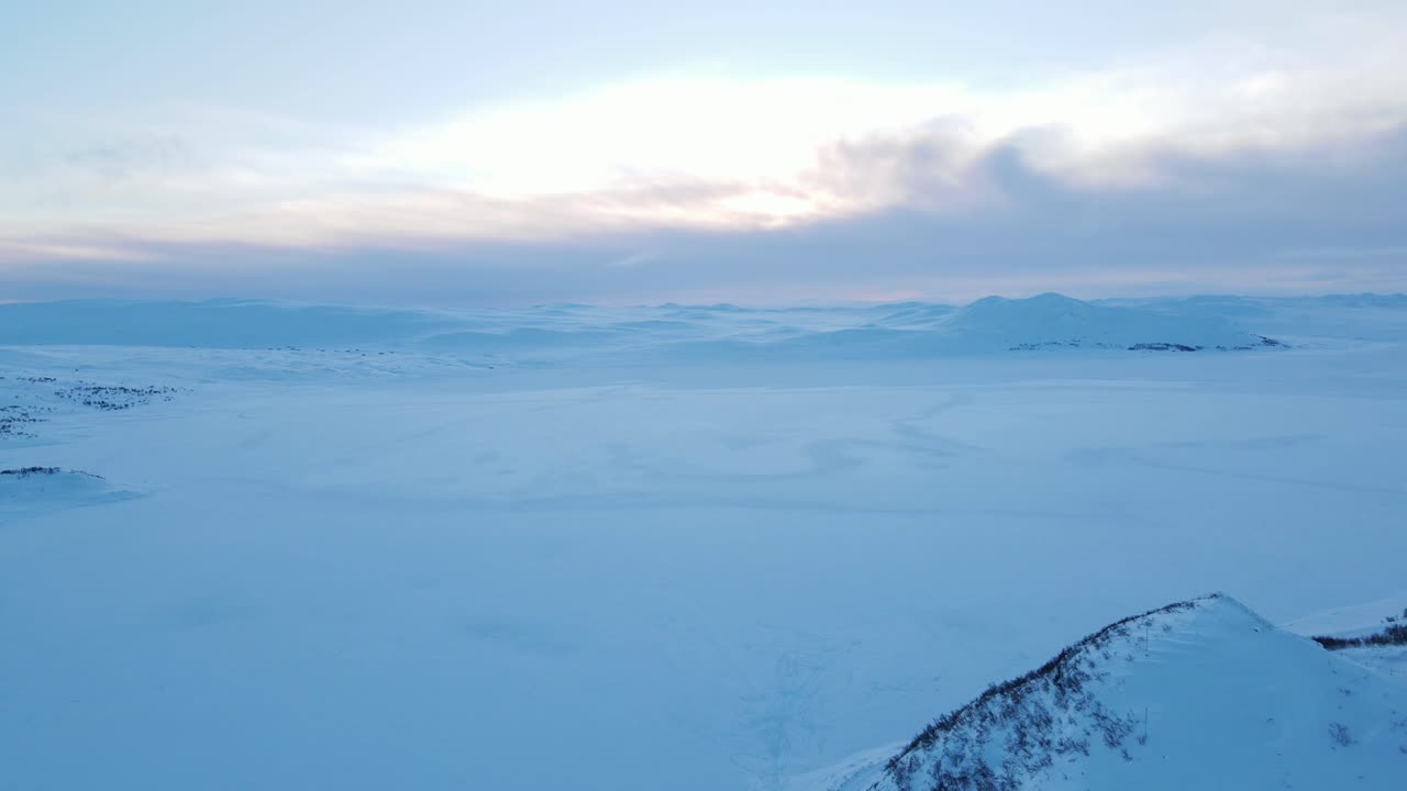 南ノルウェーの雪に覆われた山々のドローン映像