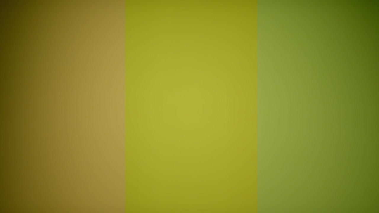 rebanadas de limón frescas lanzadas volando colgando en el aire y cayendo