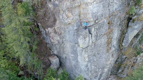 mujer escaladora escalando la montaña rocosa 4k
