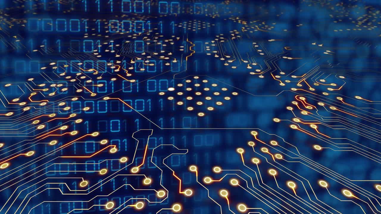 анимация светящейся золотой материнской платы над двоичной обработкой данных на синем фоне