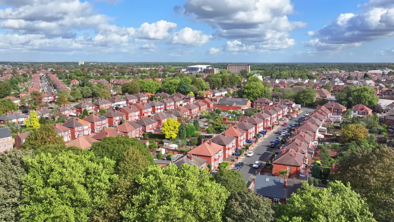 el avión no tripulado desciende de la línea de árboles escondiendo el típico suburbio inglés de doncaster, inglaterra.