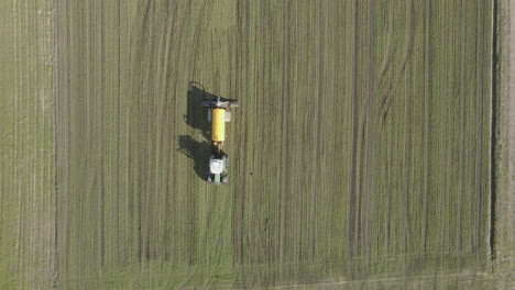 Antena-De-Arriba-Hacia-Abajo-Del-Tractor-Que-Fertiliza-Un-Campo-Grande