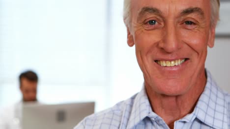 retrato de un hombre mayor sonriente