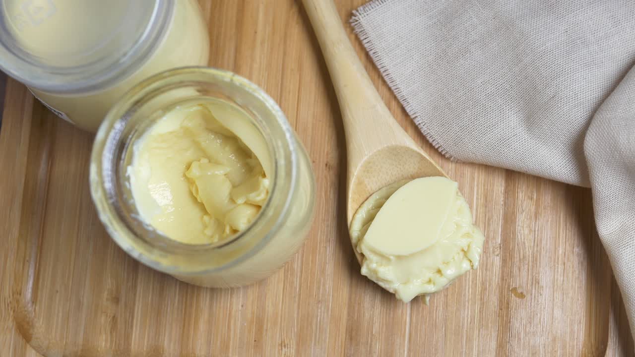 Budín de caramelo en un frasco de vidrio en la mesa