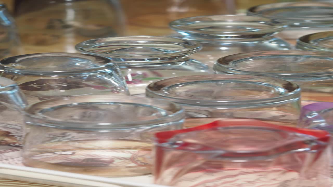 vasos vacíos en una bandeja