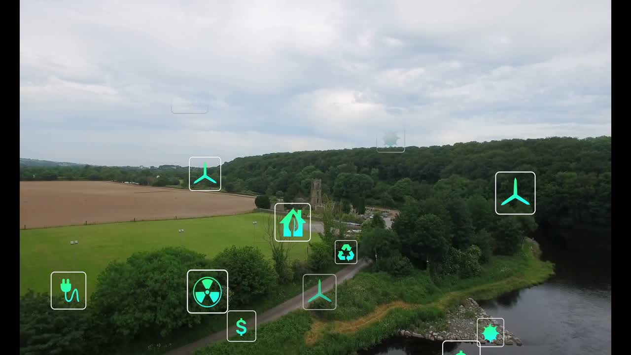 Inizio con ripresa aerea che mostra un fiume calmo che attraversa campi, foreste, icone al neon che mappano l'energia verde