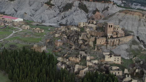volando en órbita hacia la ciudad abandonada de escó en la provincia de aragón, españa