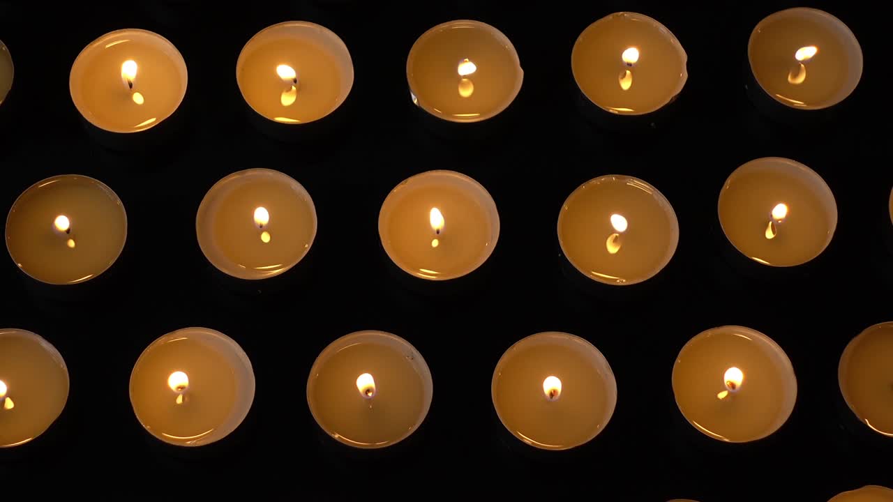 Candele su sfondo nero