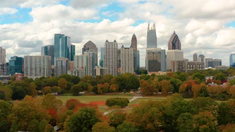 Erhebt-Sich-Im-Herbst-über-Dem-Piedmont-Park-Mit-Blick-Auf-Die-Innenstadt-Von-Atlanta,-Georgia