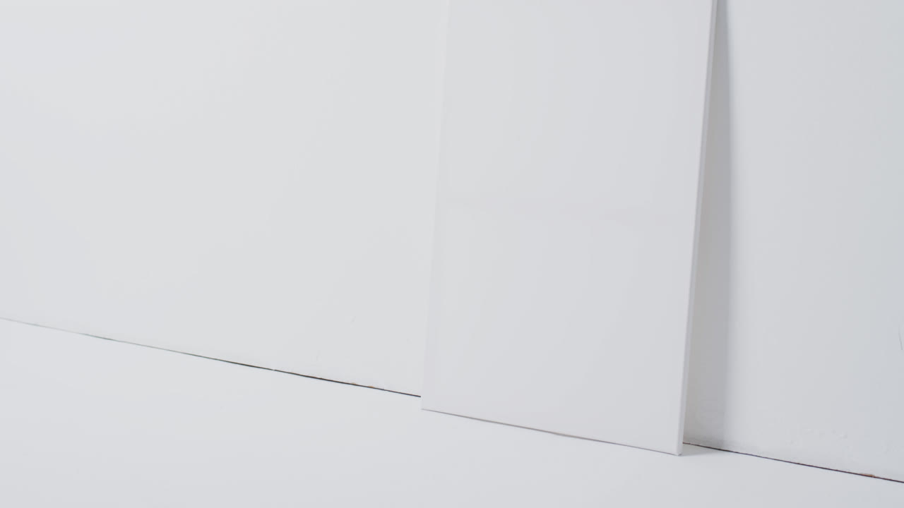 вертикальное видео белого настенного знака с копировальным пространством на полу на белом фоне