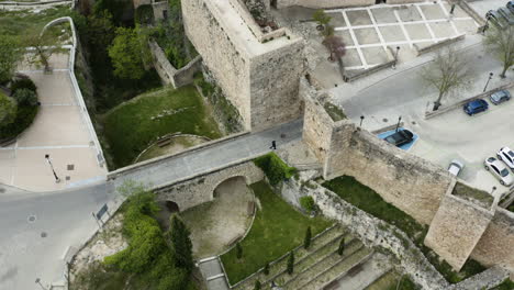 turista caminando por el puente de arco de piedra en la ciudad de cuenca en españa