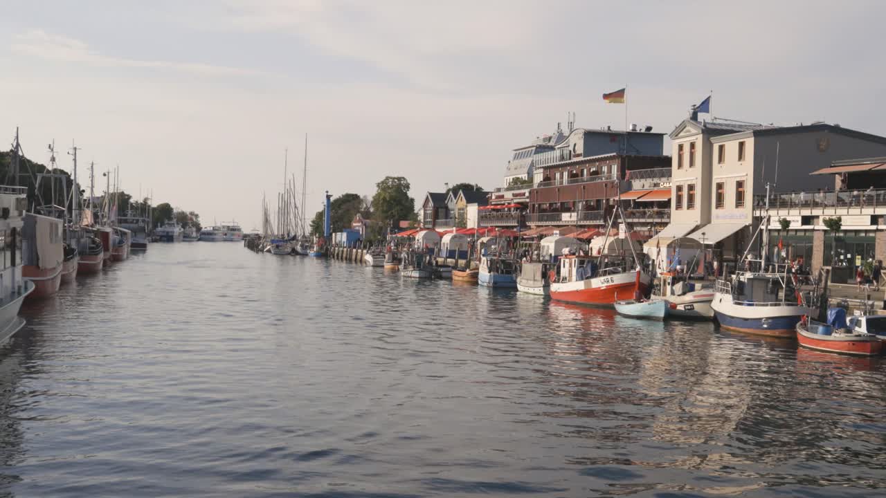 Impressioni della spiaggia di Warnemünde, vicino a Rostock, in una splendida serata estiva in Germania, Europa.