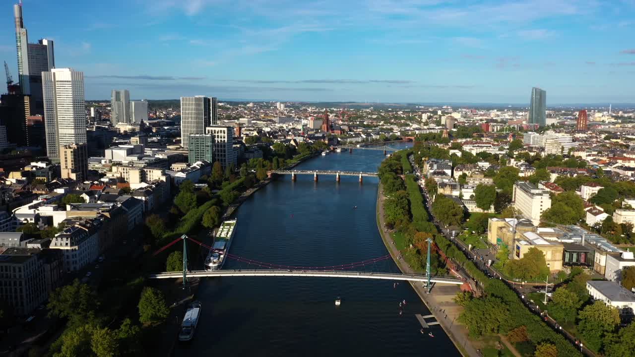 독일 프랑크푸르트의 메인 강 위의 드론 플라이오버 스카이라인과 수로를 가로지르는 다리