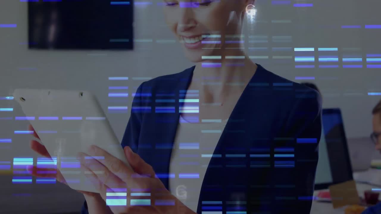 animación de cuadrados de mosaico azul sobre una mujer de negocios caucásica usando una tableta digital en la oficina