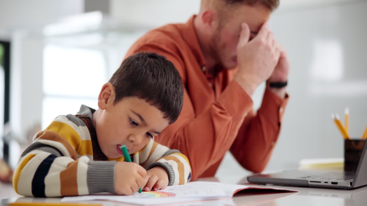 colorear niños mientras el padre trabaja desde casa
