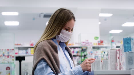 mujer con mascarilla médica en la farmacia