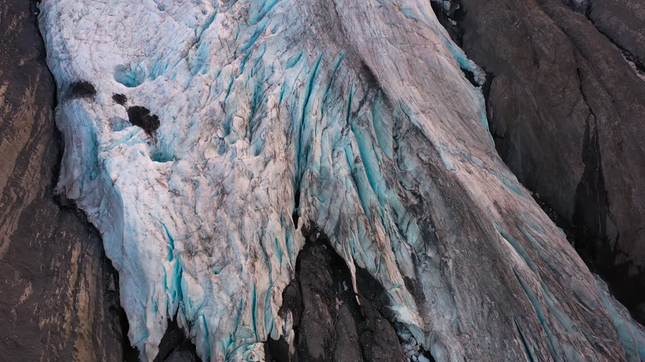 primer plano aéreo de nieve helada congelada con grietas en la ladera de una montaña en alaska